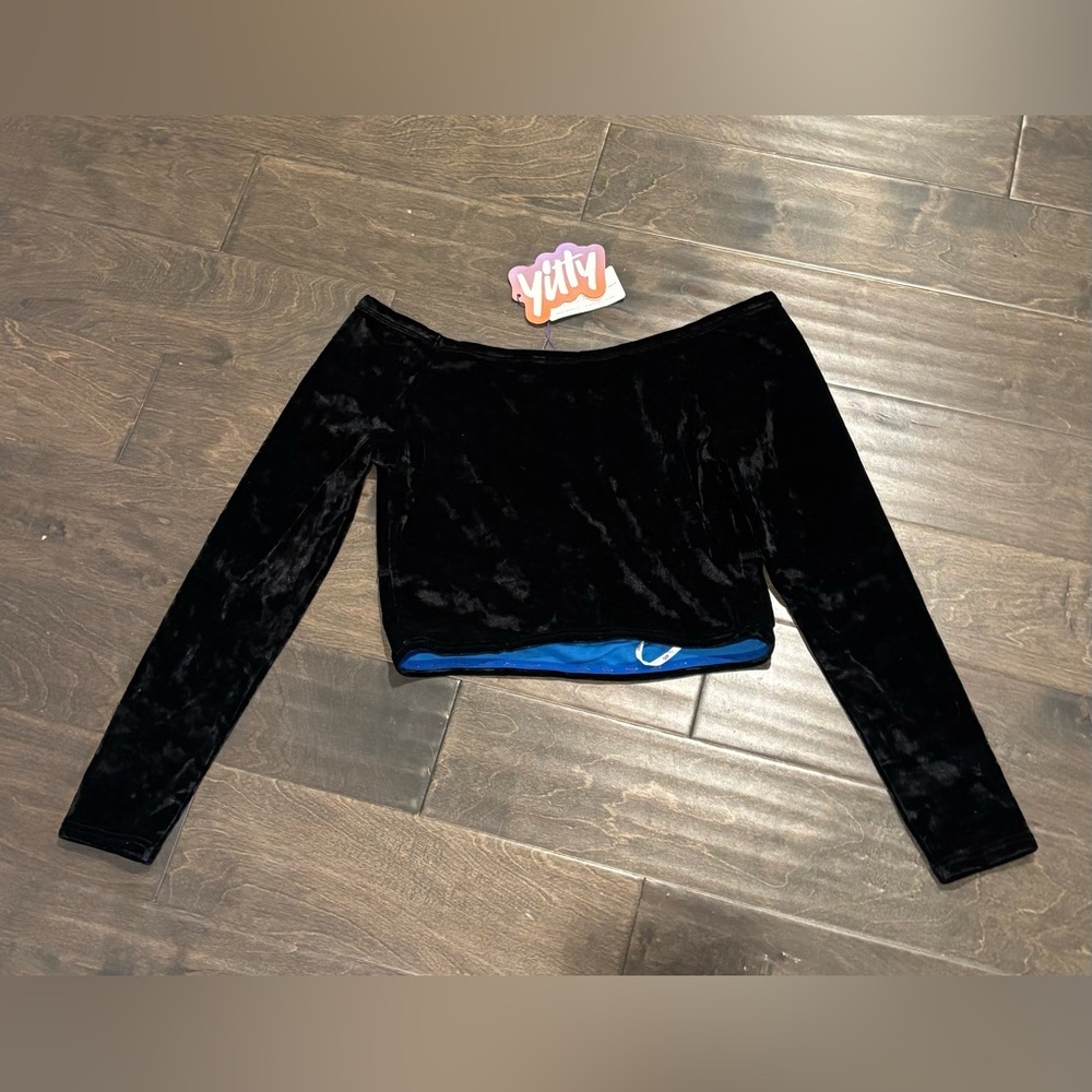 YITTY Black Velvet Off-Shoulder Crop Top - Picture 5 of 8